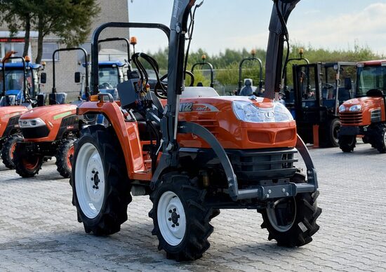 ✅ Kubota KT-22 con Caricatore Frontale: 1277 Ore di Lavoro, Motore Kubota D1403, diesel, 3 cilindri, 4x4, Trasmissione 12 AV + 12 RM, Cambio Meccanico, Attacco a 3 Punti. Garanzia inclusa, Consegna in Tutta Italia! *Prezzo indicato, IVA esclusa.