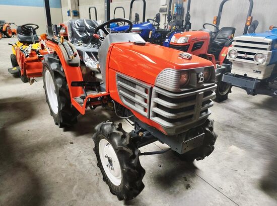 ✅ Kubota GB-15: Trattore Compatto, 4x4, Motore Kubota D905, diesel, 3 cl, 433 Ore di Lavoro, Marce 6 AV + 2 RM, Attacco 3 Punti, Bloccaggio differenziale, Sollevamento idraulico, Peso 550 kg. Garanzia Inclusa, Consegna in Tutta Italia! *IVA esclusa