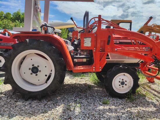 ✅ KUBOTA B1702 749h + Caricatore Frontale - 100% Ricondizionato, Arco di Protezione, Tetto, Sistema di Attacco a Tre Punti e Garanzia 