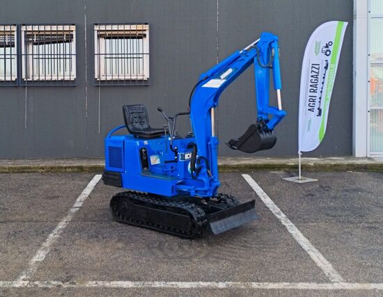 KOBELCO SK007: Escavatore in Buono Stato e Con Cingoli Nuovi. 2051 Ore di Lavoro. Motore YNM 2TN66 2 cl. Peso 785 kg. Capacità Benna 0,018 m.³ Profondità di Scavo 1530 mm. Pompa Idraulica. Garanzia Inclusa. Consegna in tutta Italia. IVA Esclusa!