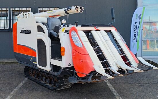KUBOTA ARN 445: Mietitrebbia/Combine Cingolata, Raccolta a 4 File, Motore Diesel a 3 cilindri, Potenza 45 CV, Trasmissione 3 Marce Avanti&Indietro, Peso 2410 kg. Garanzia inclusa. Gonsegna in tutta Italia. IVA esclusa!