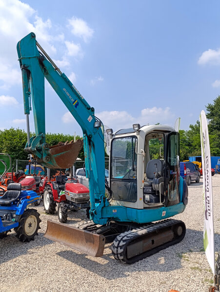 Escavatore Cingolato KOMATSU 3D84E-3F – 3185 kg, Ottime Condizioni, 2474 Ore Lavoro, Cabinato Climatizzato, Forza di Scavo 26,4 kN, Braccio Lungo – Zero Investimenti