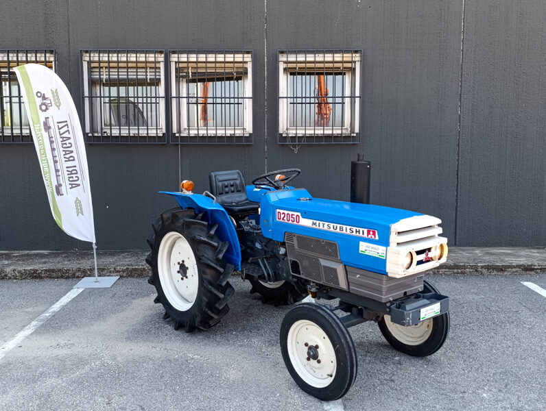 Mitsubishi D2050 - Trattore 4 Cilindri 2WD con 1193 Ore di Lavoro - Trasmissione 9 Marce, PTO Standard, Blocco Differenziale, Freno Laterale. Pronto all'Uso, con Garanzia